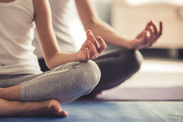 Posturas de Hatha Yoga: asanas del árbol, del niño y otras