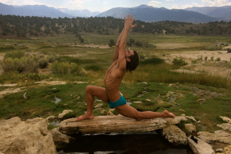Postura de la luna creciente o Anjaneyasana