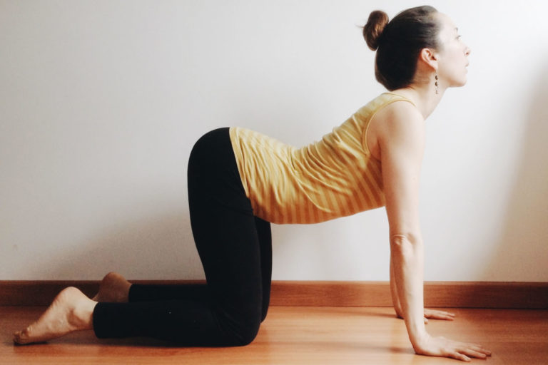 La Postura de la Vaca o Bitilasana