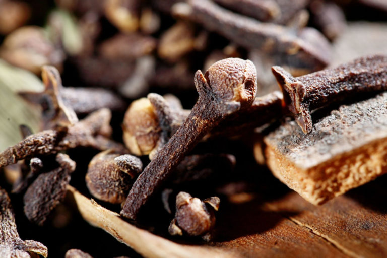 El clavo de olor: virtudes y contraindicaciones