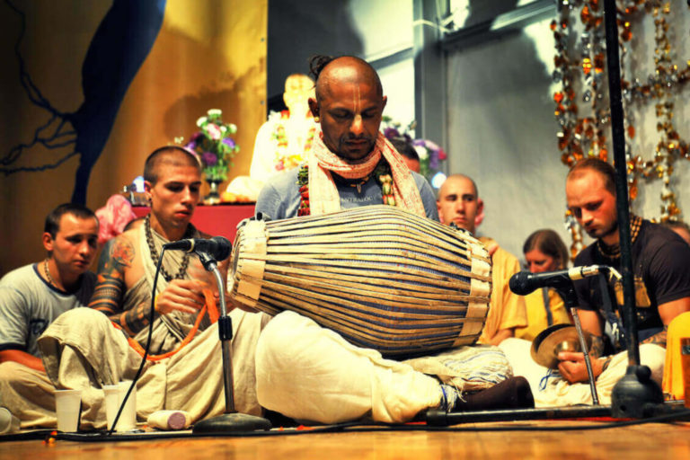 Kirtan o canto devocional en grupo