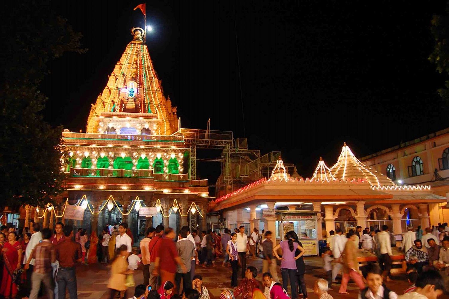 imagen nocturna de templo de Shiva